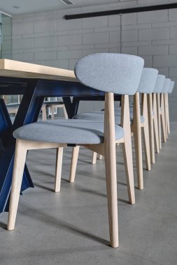 Tablo ve gri sandalye