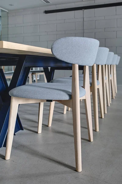 Table et chaises grises — Photo