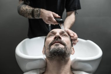 Berber Dükkanı kafasından yıkama