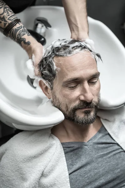 Washing head in barbershop — Stock Photo, Image