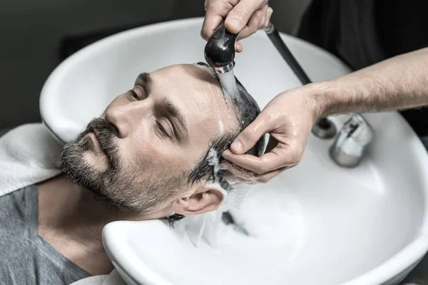 Washing head in barbershop — Stock Photo, Image