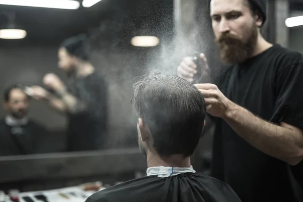 Barber está usando una botella de spray — Foto de Stock