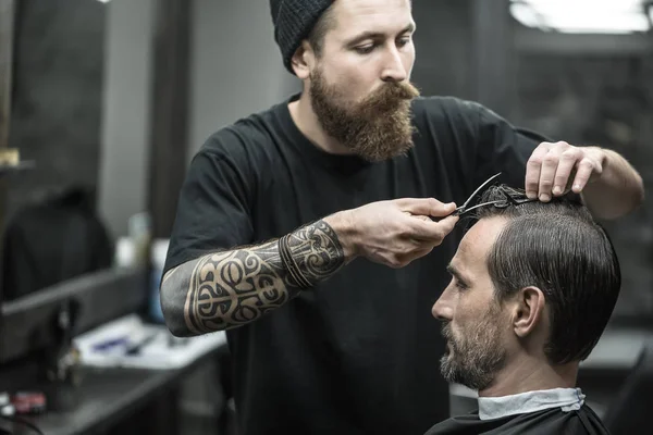 Preparación para el corte de pelo en la peluquería — Foto de Stock