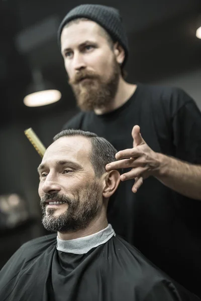 Hacer peinado en la peluquería — Foto de Stock