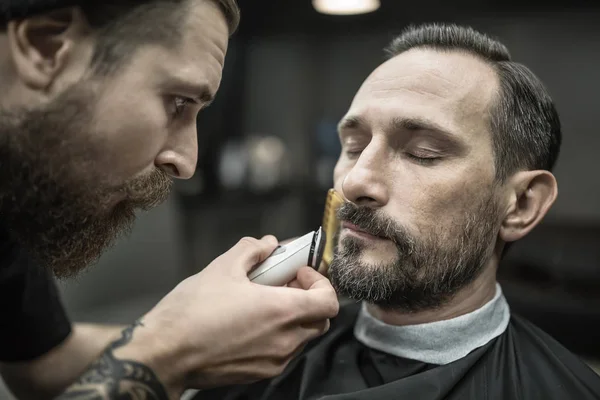 Recortar la barba en la barbería — Foto de Stock