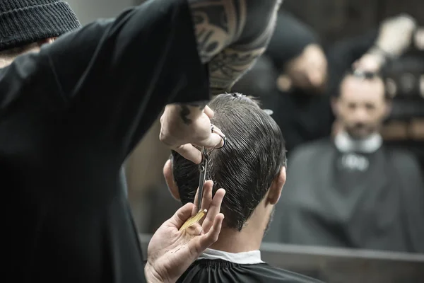 Haciendo corte de pelo en la peluquería — Foto de Stock