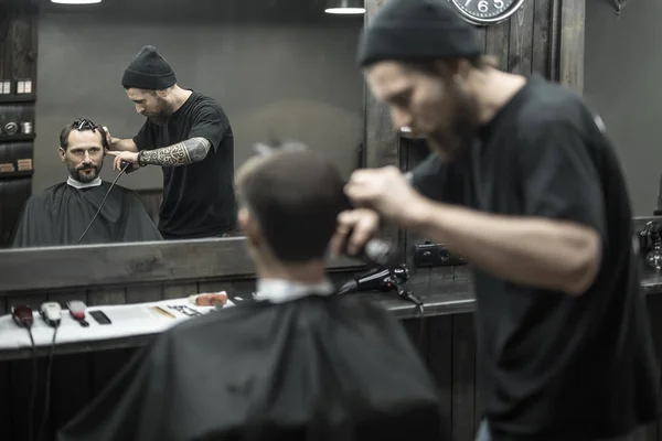 Cortar el cabello en la peluquería — Foto de Stock