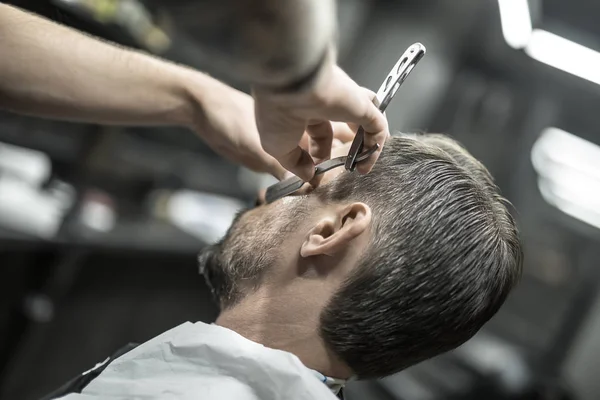 Corte de barba na barbearia — Fotografia de Stock