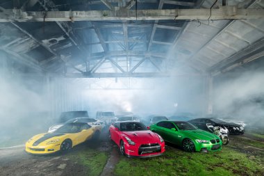 Birçok tuning spor arabalar hangarda