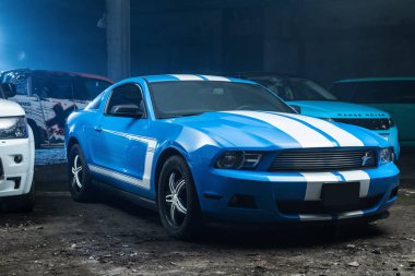 Mavi-beyaz Ford Mustang ayarlama