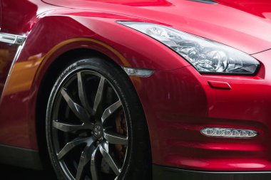 Kırmızı-siyah Nissan Gt-R ayarlama