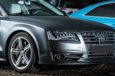 Gri Audi S8 ayarlama