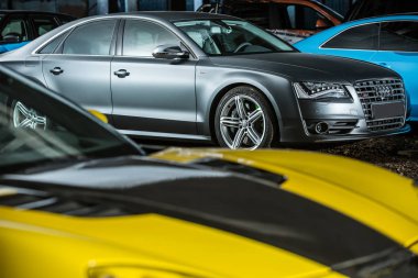 Gri Audi S8 ayarlama