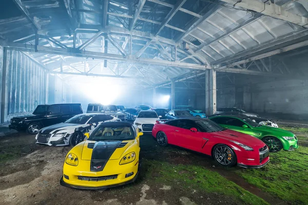 Sok tuning sport autó hangárban — Stock Fotó