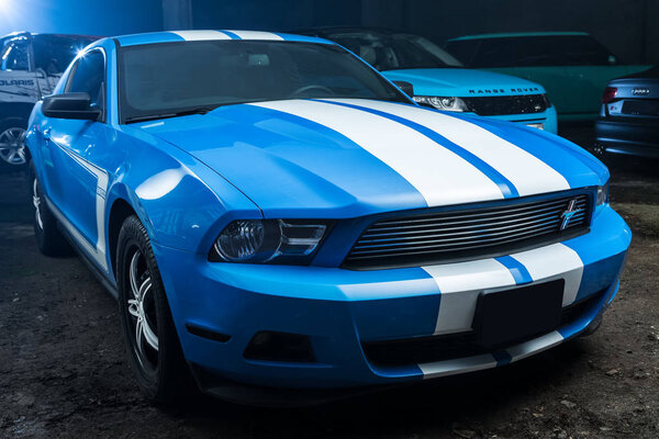 Синяя настройка Форда Мустанга
