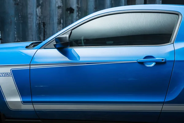 Tuning Ford Mustang bleu-blanc — Photo