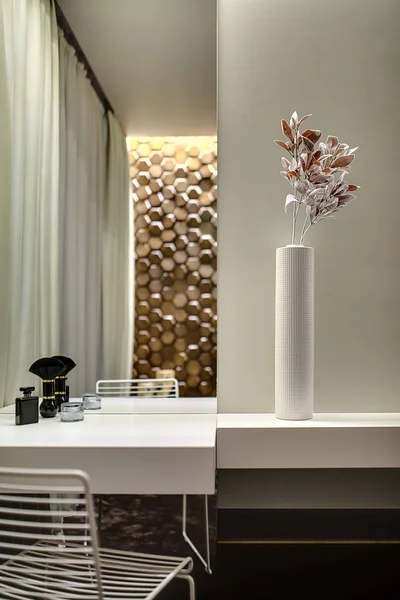 Столешница с зеркалом и цветами в вазе — стоковое фото