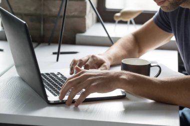 Adam laptop kullanıyor