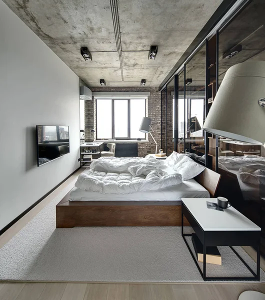 Loft tyyli makuuhuone — kuvapankkivalokuva