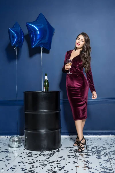 Menina celebra no estúdio — Fotografia de Stock