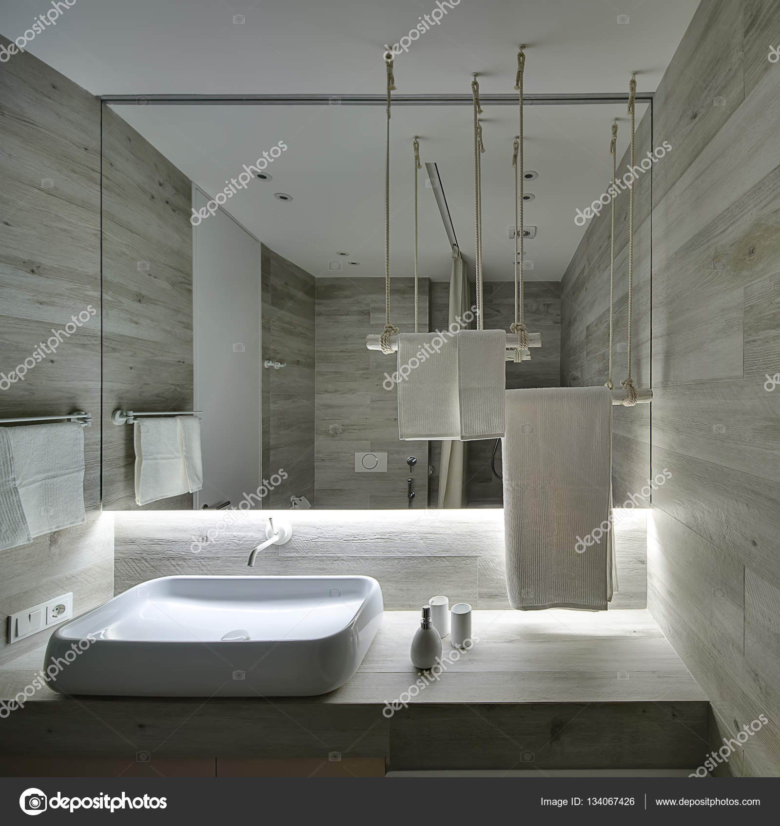 Badezimmer im modernen Stil — Stockfoto © bezikus #134067426 Badezimmer im modernen Stil — Stockfoto © bezikus #134067426