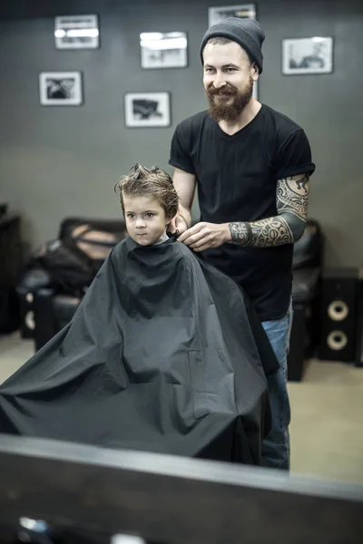 Niño pequeño en la peluquería — Foto de Stock