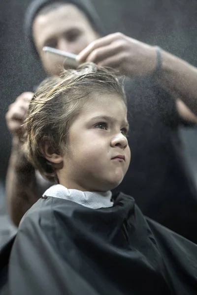 Niño pequeño en la barbería — Foto de Stock