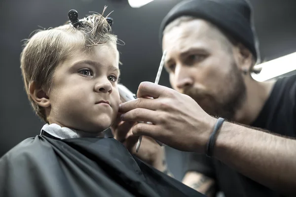 Niño pequeño en la barbería — Foto de Stock