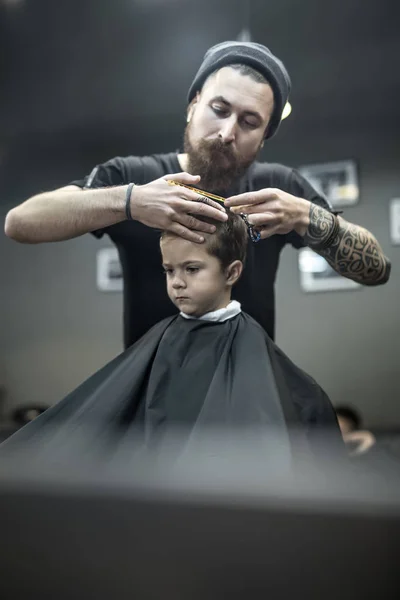 Corte de pelo de niño pequeño en la peluquería — Foto de Stock