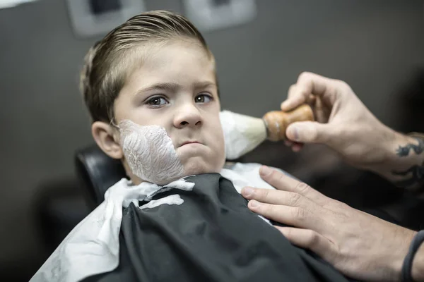 El afeitado humorístico del niño — Foto de Stock