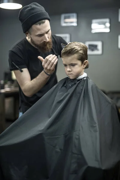 Peinado de pelo para niños en barbería — Foto de Stock