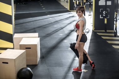 Sportif kızı spor salonunda