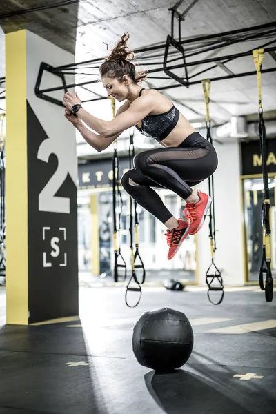 Saltar mujer activa en el gimnasio — Foto de Stock