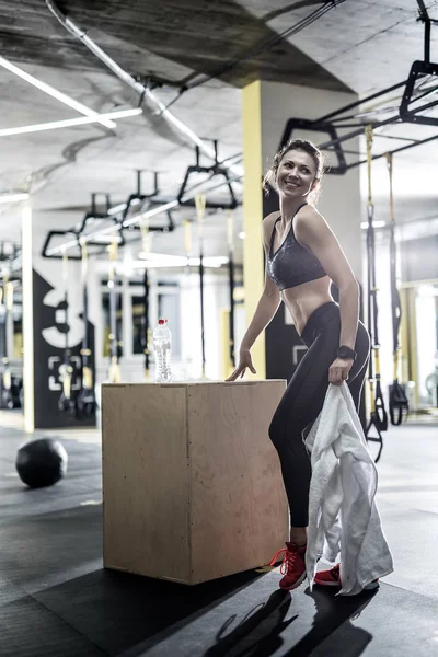 Uśmiechnięta kobieta w siłowni — Zdjęcie stockowe