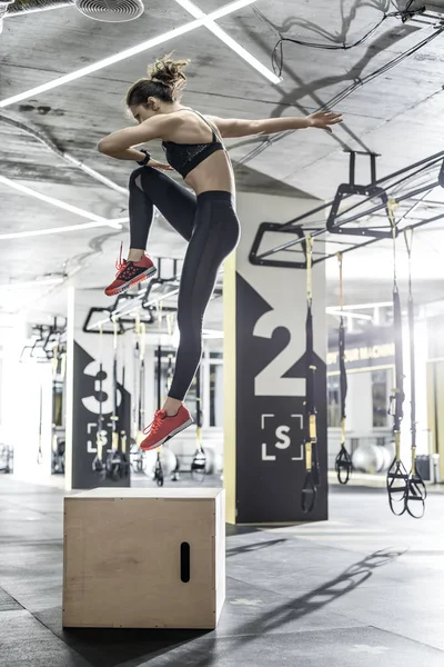 Saltar mujer activa en el gimnasio — Foto de Stock