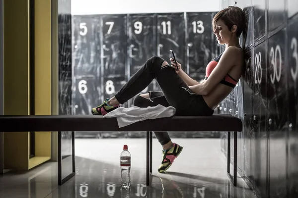 Спортивная девушка расслабляется после тренировки — стоковое фото