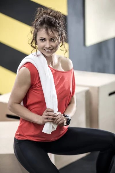 Kobieta lekkoatletycznego w siłowni — Zdjęcie stockowe