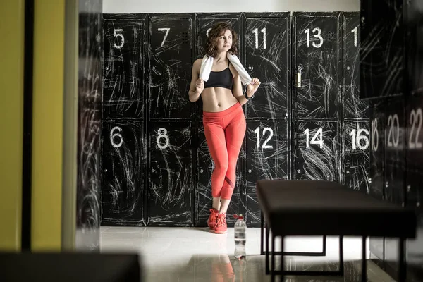 Mulher atlética posando no vestiário — Fotografia de Stock