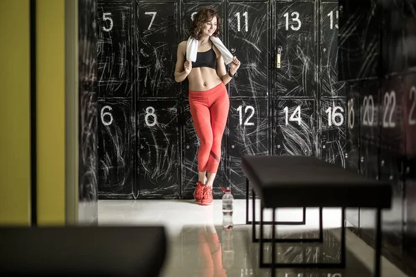 Sportliche Frau posiert in Umkleidekabine — Stockfoto