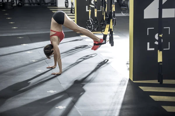 Atlética chica de pie al revés en el gimnasio — Foto de Stock