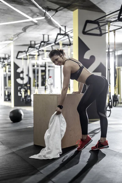 Lächelnde Frau im Fitnessstudio — Stockfoto