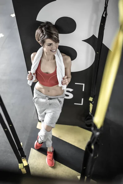 Sportowa dziewczyna w siłowni — Zdjęcie stockowe