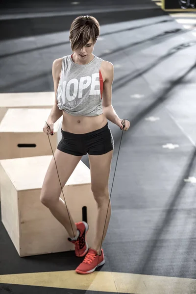 Sportowe dziewczyna nie ćwiczenia w siłowni — Zdjęcie stockowe