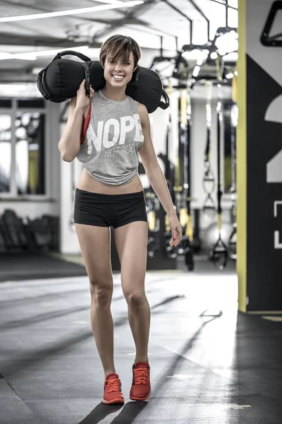 Sportowa dziewczyna w siłowni — Zdjęcie stockowe