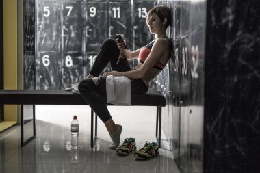Sportif kız eğitimden sonra rahatlatıcı