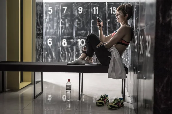 Chica deportiva relajante después del entrenamiento —  Fotos de Stock