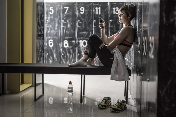 Chica deportiva relajante después del entrenamiento — Foto de Stock