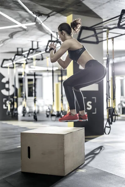 Femme active sautant dans la salle de gym — Photo