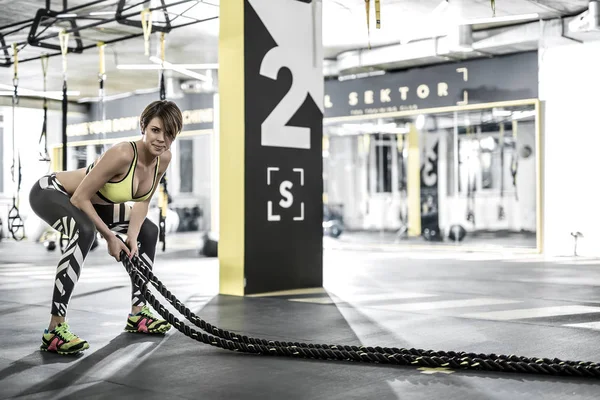 Ragazza fa esercizio con corda fitness in palestra — Foto Stock