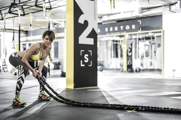 Kız spor salonunda spor ipiyle egzersiz yapıyor. — Stok fotoğraf